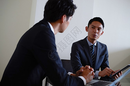 日本人合伙人户内开会图片