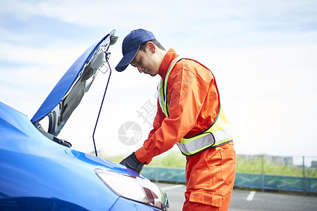 道路救援服务人员检修汽车电路支票高清图片素材
