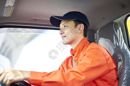 道路救援服务人员开车图片