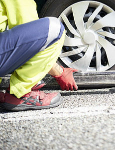 道路救援服务人员安装牵引装置图片