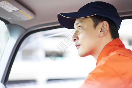 道路救援服务人员开车图片