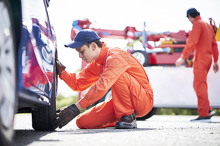 道路救援服务人员拆卸更换轮胎图片