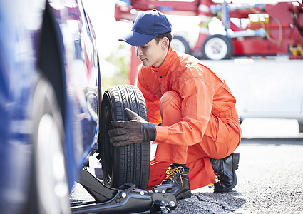 道路救援服务人员拆卸更换轮胎图片