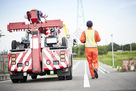 道路上的道路救援服务人员背影车辆保险高清图片素材