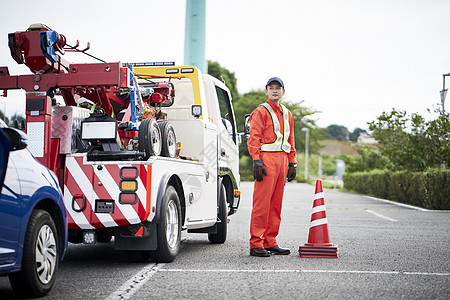 放置路障锥桶的道路救援服务人员背景图片