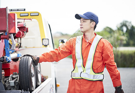 道路救援服务人员检查高清图片素材