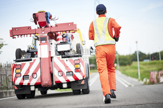 道路上的道路救援服务人员背影图片