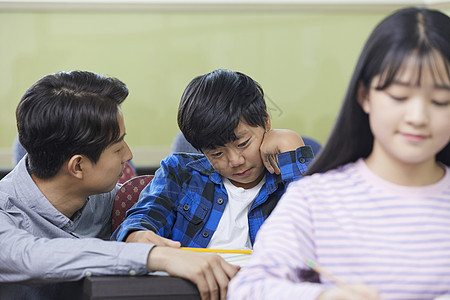 学校老师安慰学生形象图片