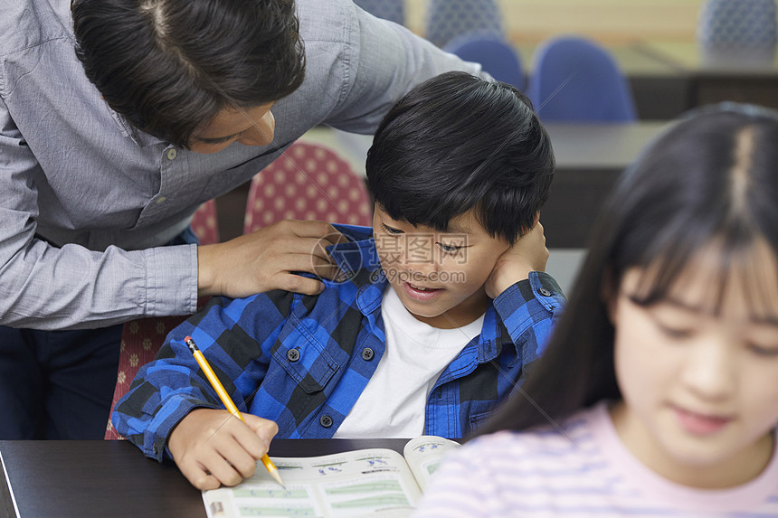 学校老师向学生讲解题目图片