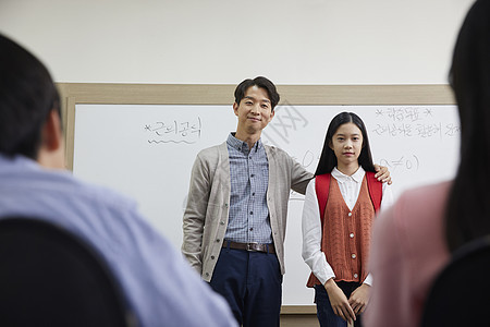 校舍小学生成年女子学校老师学生图片