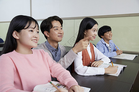 年轻人迷笛指向学校老师学生解释图片