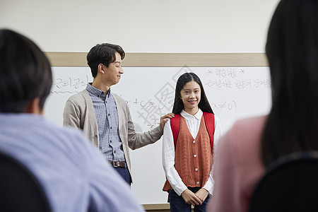 学校老师介绍背书包学生图片