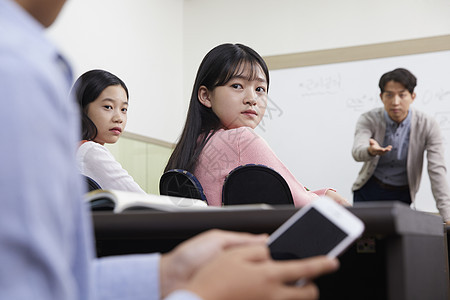 学校老师发现学生玩手机图片