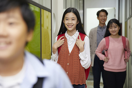 学校走廊的老师学生图片