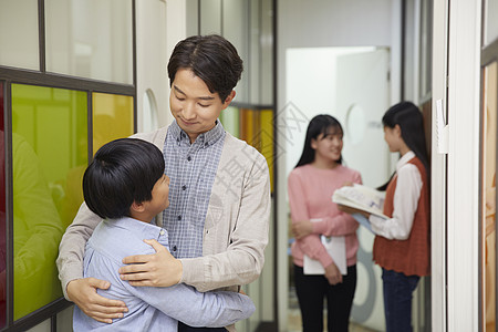 学校走廊里的学生和老师图片