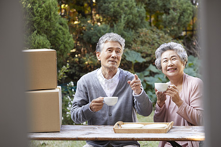 老年夫妇户外喝茶高清图片