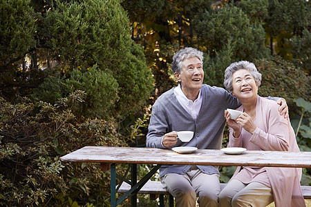 老年夫妇户外喝茶高清图片