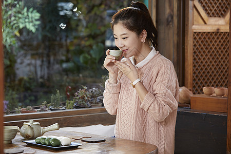 年轻女子茶馆喝茶图片