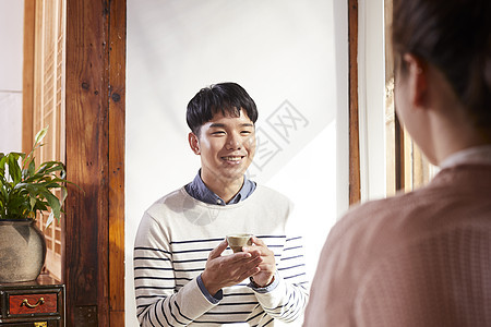 表示年轻女子杯子情人情侣约会茶室图片