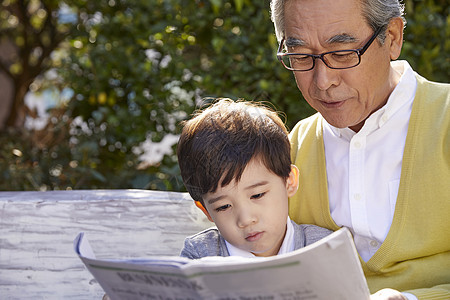 小学生英语大学生祖父孙子长凳报纸图片