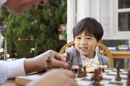 祖孙花园下象棋图片