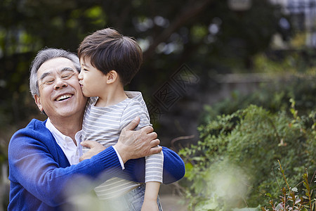 孙子轻吻开心的祖脸颊图片