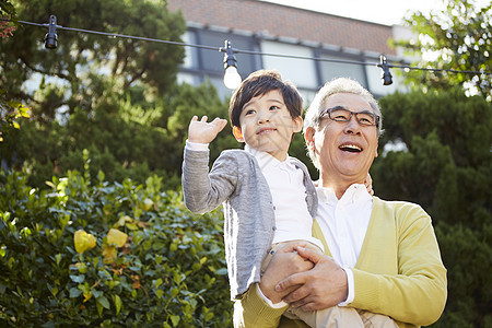 户外在一起的祖父孙子拥抱图片