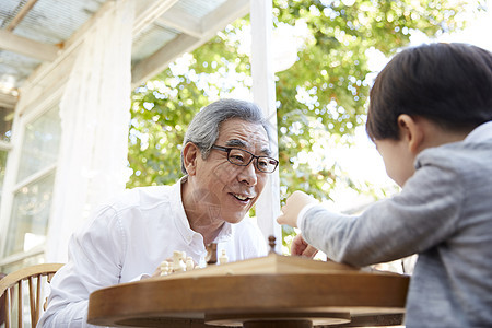 祖父孙子在下国际象棋图片