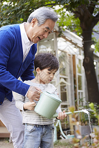 院子里浇水开心的爷爷和孙子图片