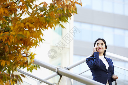 微笑着打电话的女青年图片