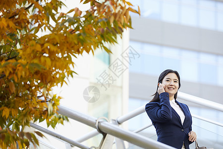 微笑着打电话的青年女性图片