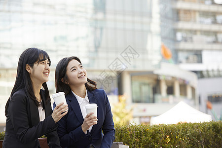 坐在户外放松喝咖啡的公司职员图片