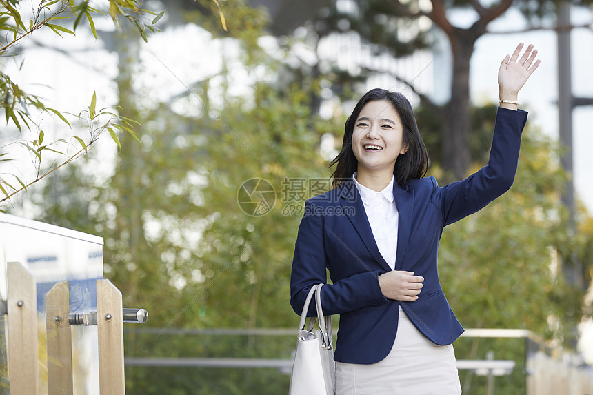 开心打招呼的女青年图片