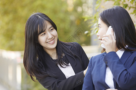 往事随风微笑的向同事打招呼的女青年背景