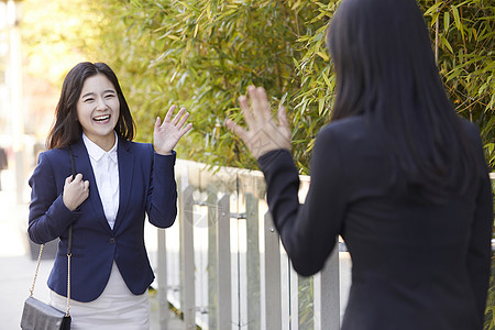 挥手打招呼开心的女性图片