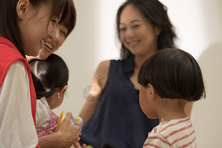 欣赏好朋友小孩父母在客厅里放松图片