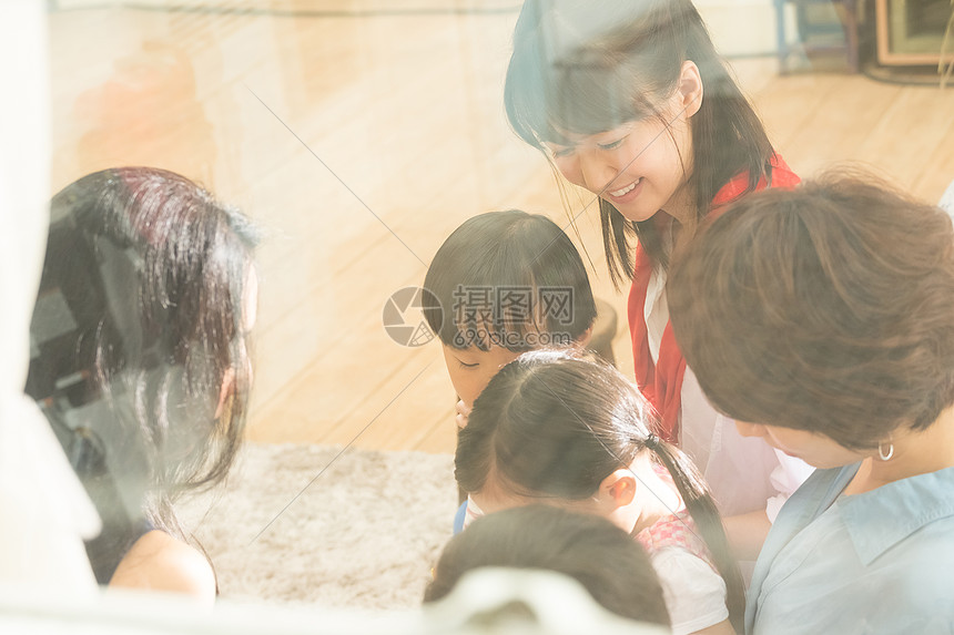 生机勃勃欣赏女父母在客厅里放松图片