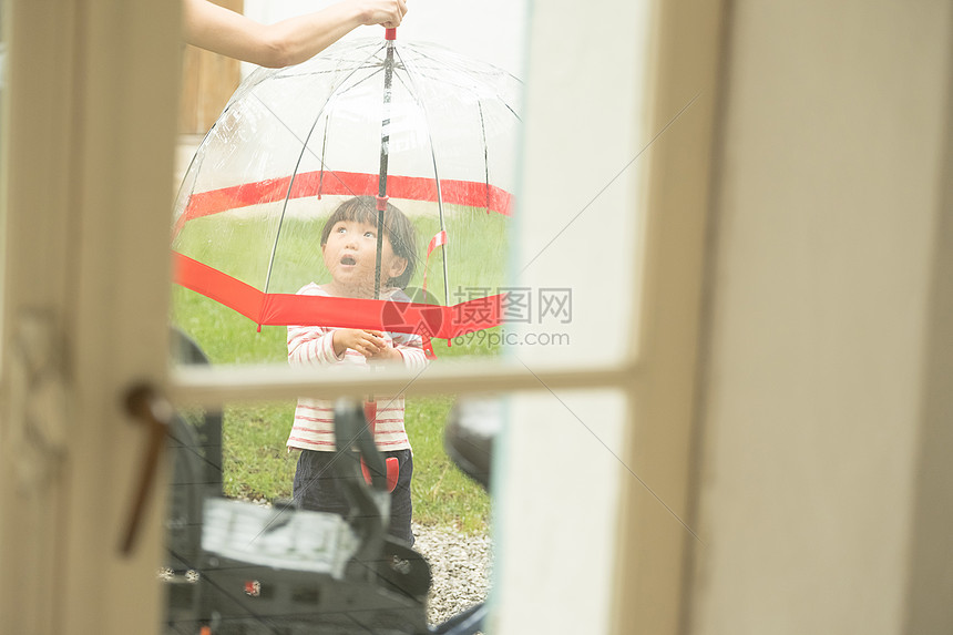 父母和孩子在一个下雨天出去图片