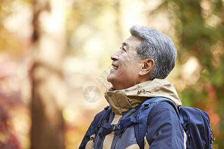 老人户外登山徒步观光图片