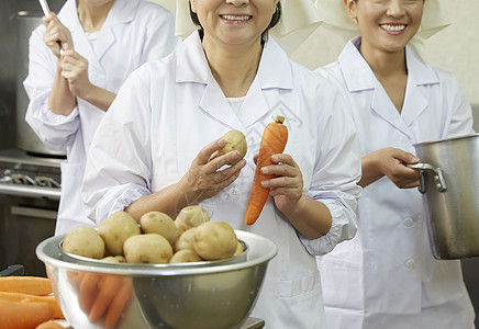 笑容持有高中午餐做饭图片