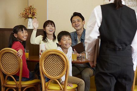 室内家庭餐馆指挥家庭中的家庭图片