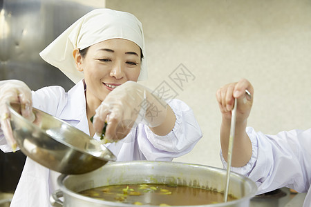 小学升初中中年女性食堂做饭背景