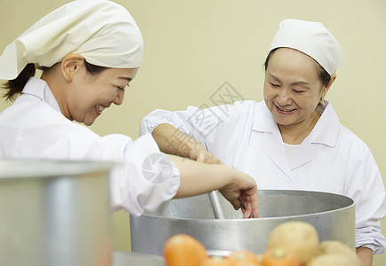 中年女性食堂做饭高清图片