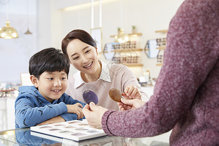 服装幸福生活妈妈儿子眼镜商图片