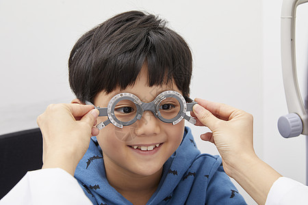 小男孩眼科诊所检测视力图片