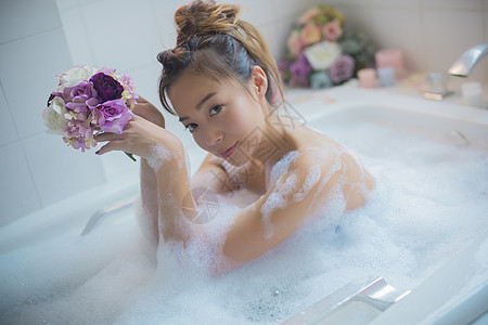 1人沐浴气泡女人享受洗澡时间图片
