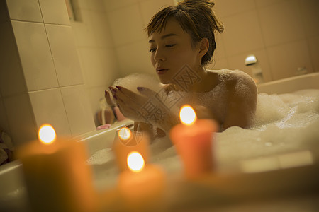 时髦假期女人优雅的洗澡时间图片