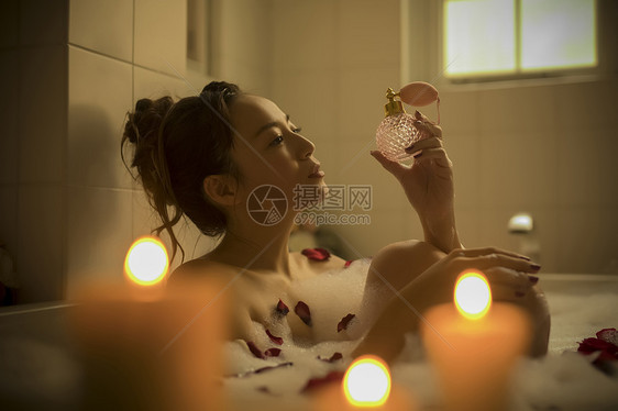 在房间泡美容澡的年轻美女图片