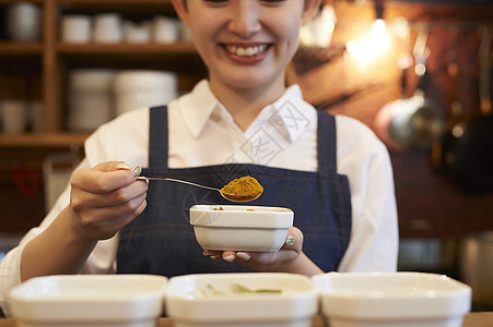 咖啡店认真工作的年轻男女图片