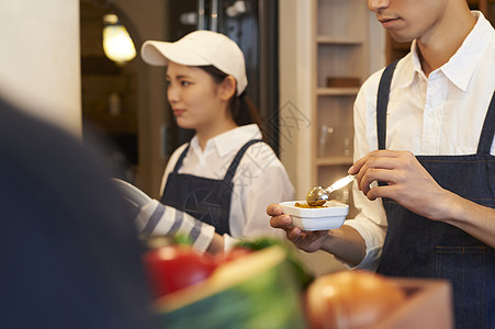 咖啡店认真工作的年轻男女图片